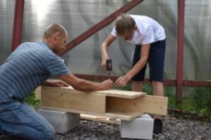 Изготовление вертикальных гнездовий для серой неясыти