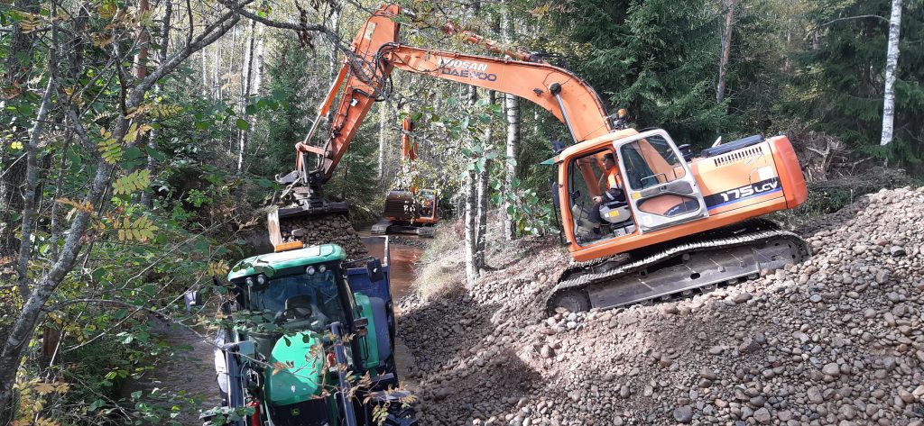 Пересыпка гравия для перевозки по реке